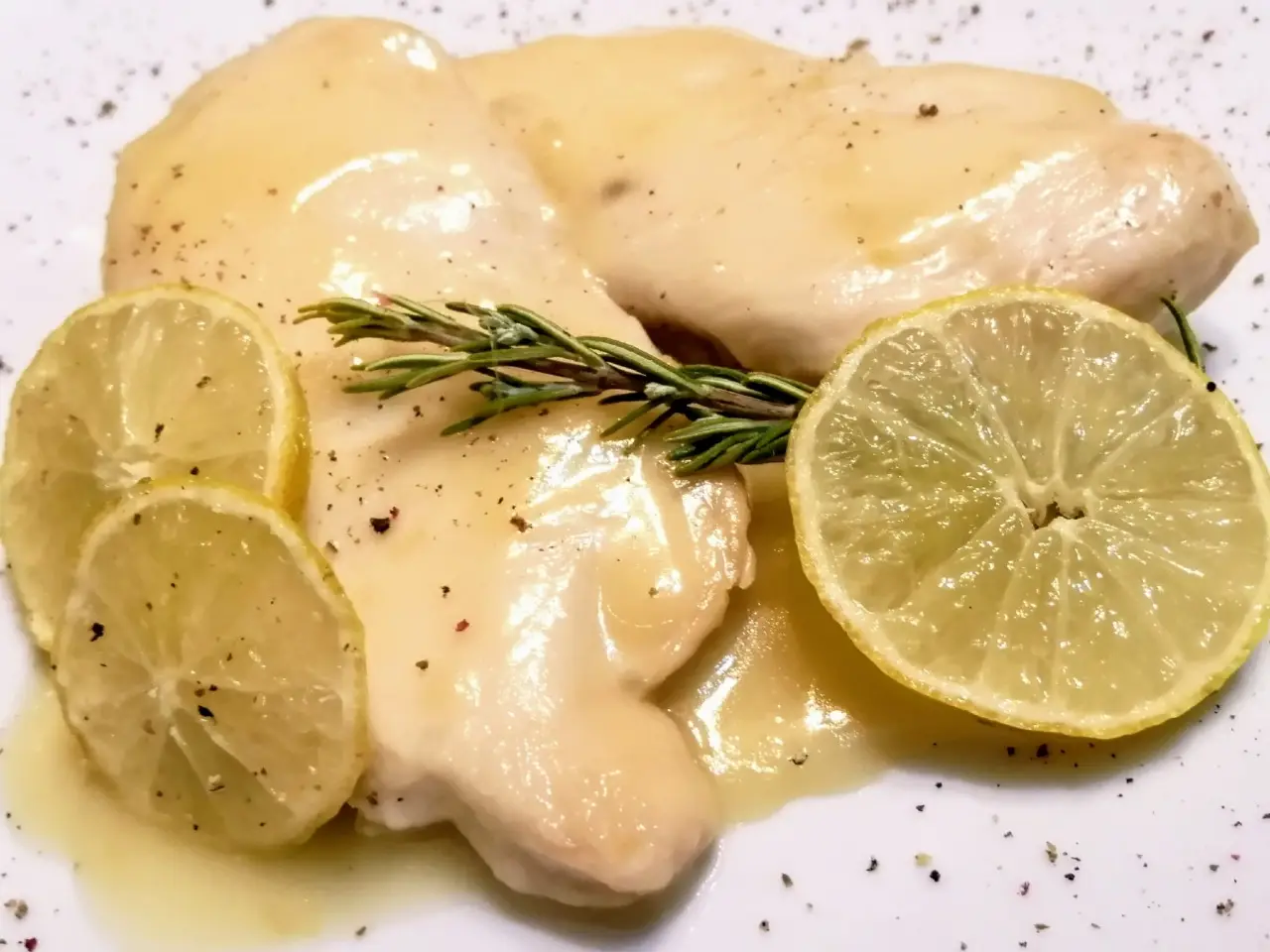 Pollo in padella tenero con la sfumatura al vino bianco