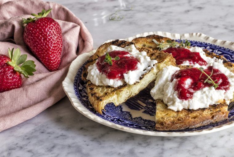 pane di matera, confettura fragole e timo limone, ricotta, ricetta