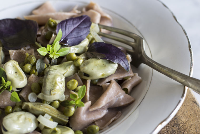 pappardelle, carciofi, cipolla, piselli, fave, pasta, farina di castagne