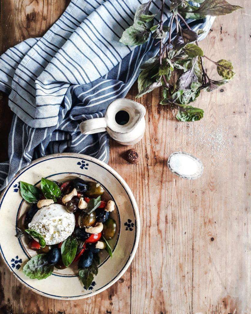 insalata, pomodori, burrata,uva