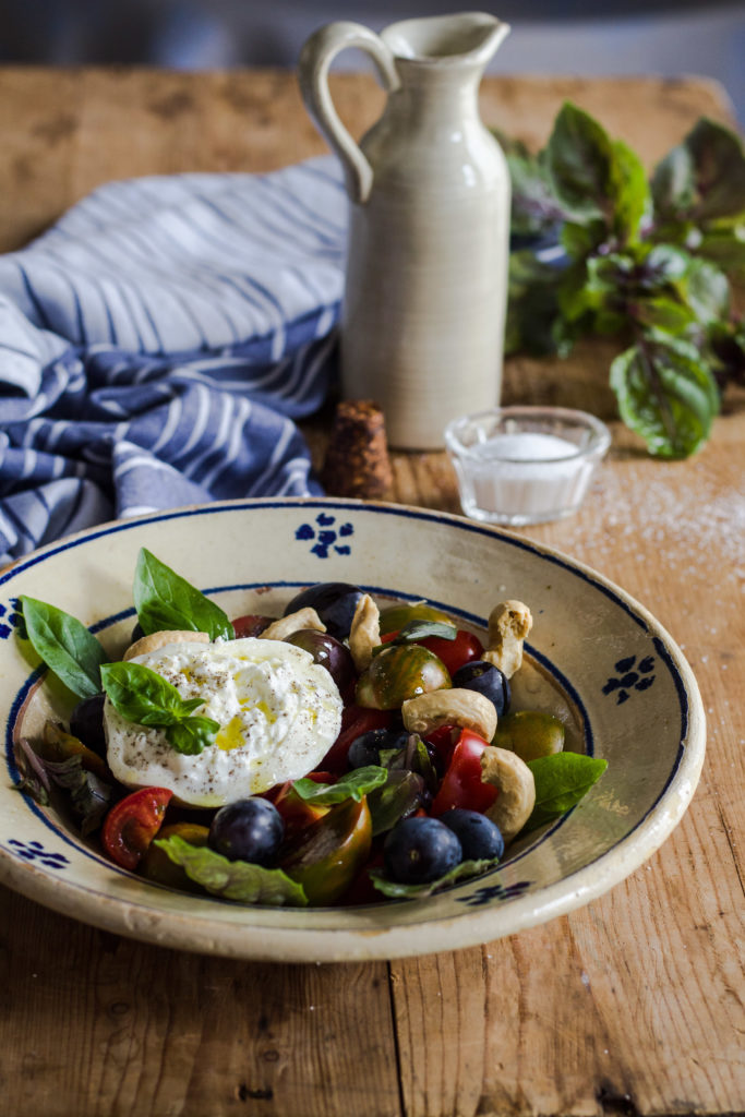 insalata, pomodori, taralli, uva, burrata