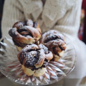 CINNAMON BUNS