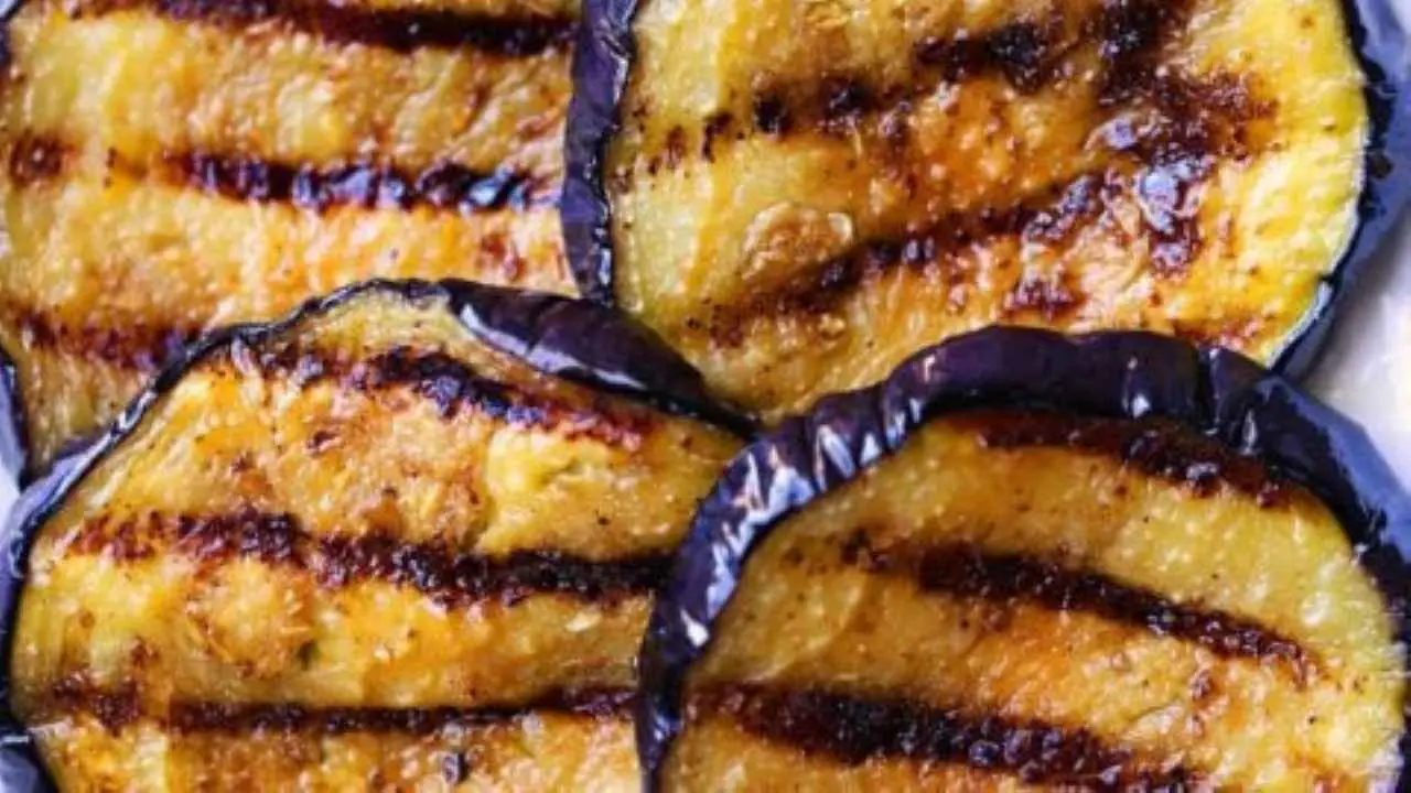 Non condire le melanzane grigliate solo con olio e sale: ecco 5 idee per renderle eccezionali