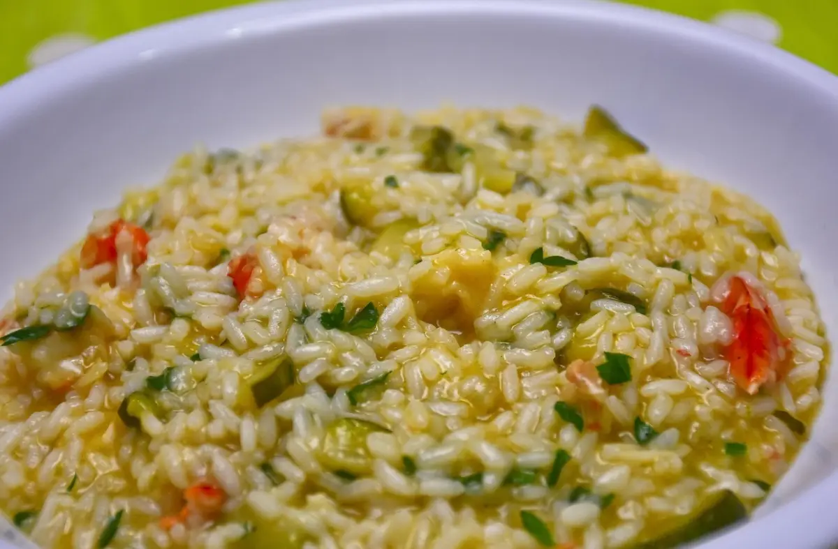 Risotto ai gamberi cremoso con il trucco della bisque veloce