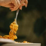 Come ottenere una pasta cremosa senza panna: il trucco che usano gli chef