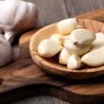 Sbuccia l’aglio in un istante: il metodo più veloce e pulito che pochi conoscono
