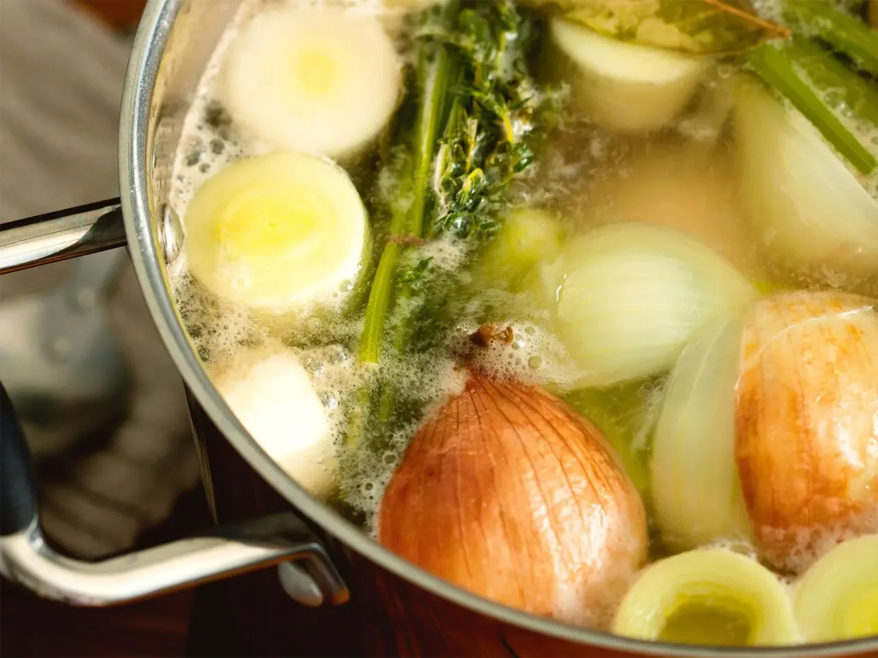 Come preparare un brodo vegetale ricco con un solo segreto di cottura