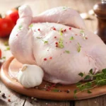 Perché non dovresti mai lavare il pollo: cosa succede davvero e perché è pericoloso