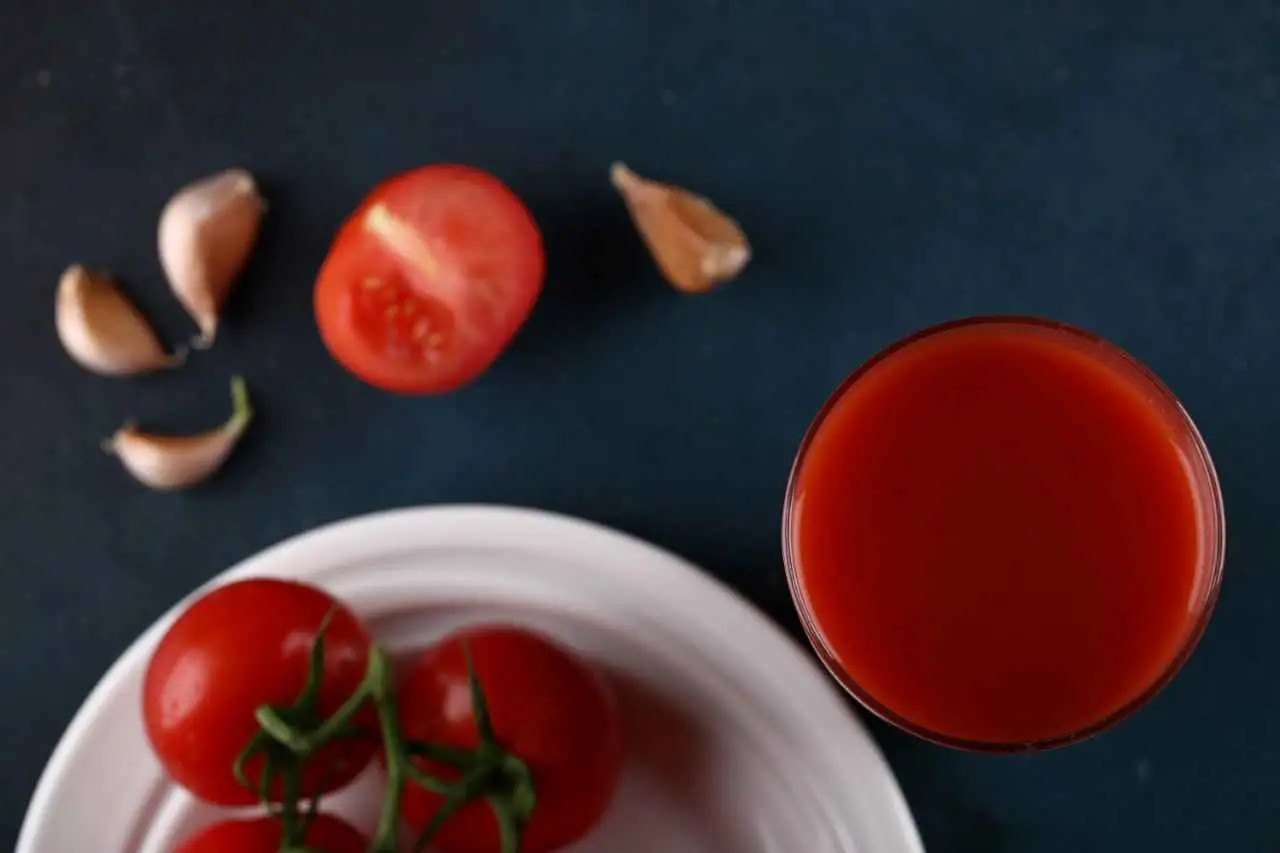 Succo di pomodoro fatto in casa con il metodo della doppia passata