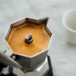 Perché il caffè della moka sa di bruciato? L’errore da non fare mai
