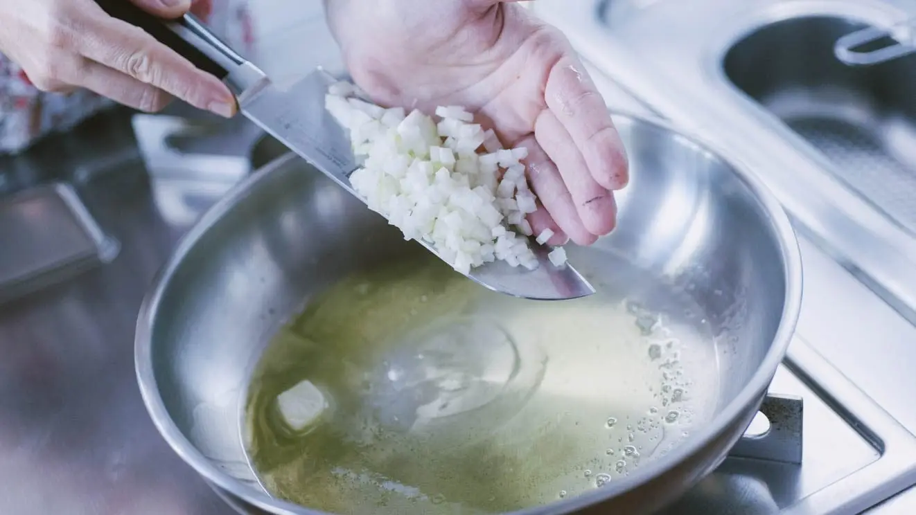 Come ottenere un soffritto profumato senza bruciare la cipolla