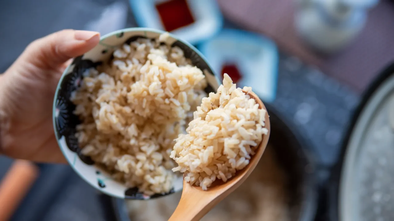 Come cucinare il riso integrale: ecco come farlo restare morbido