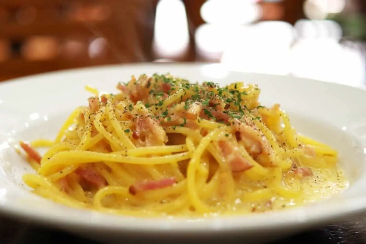Come preparare una pasta alla carbonara cremosa: il trucco dello chef