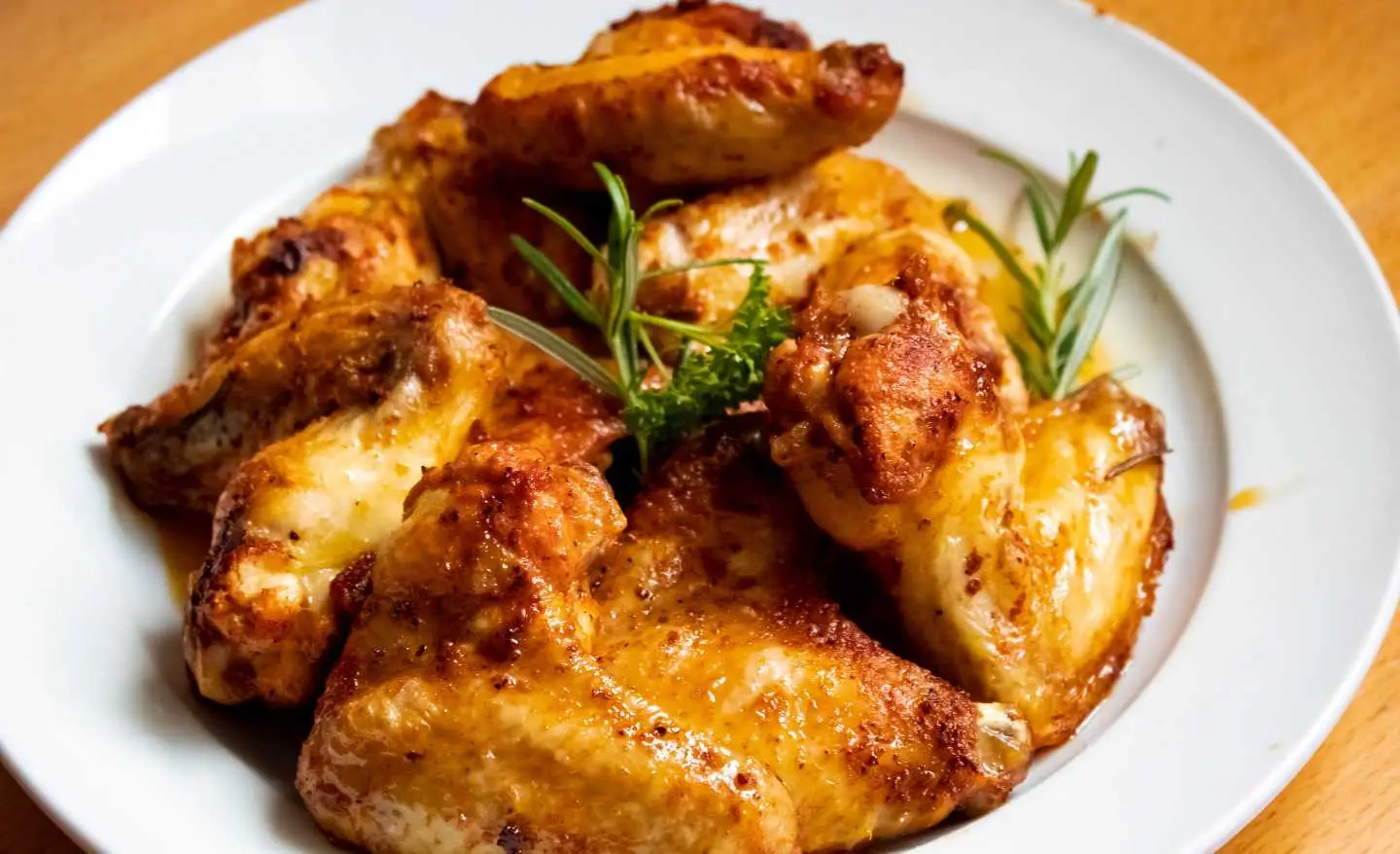Pollo al forno tenero con la marinata al miele che piace a tutti
