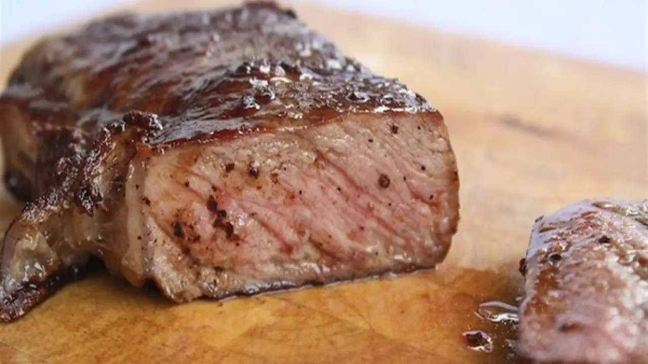 Non cucinare mai la carne con questo metodo: la rovini senza accorgertene