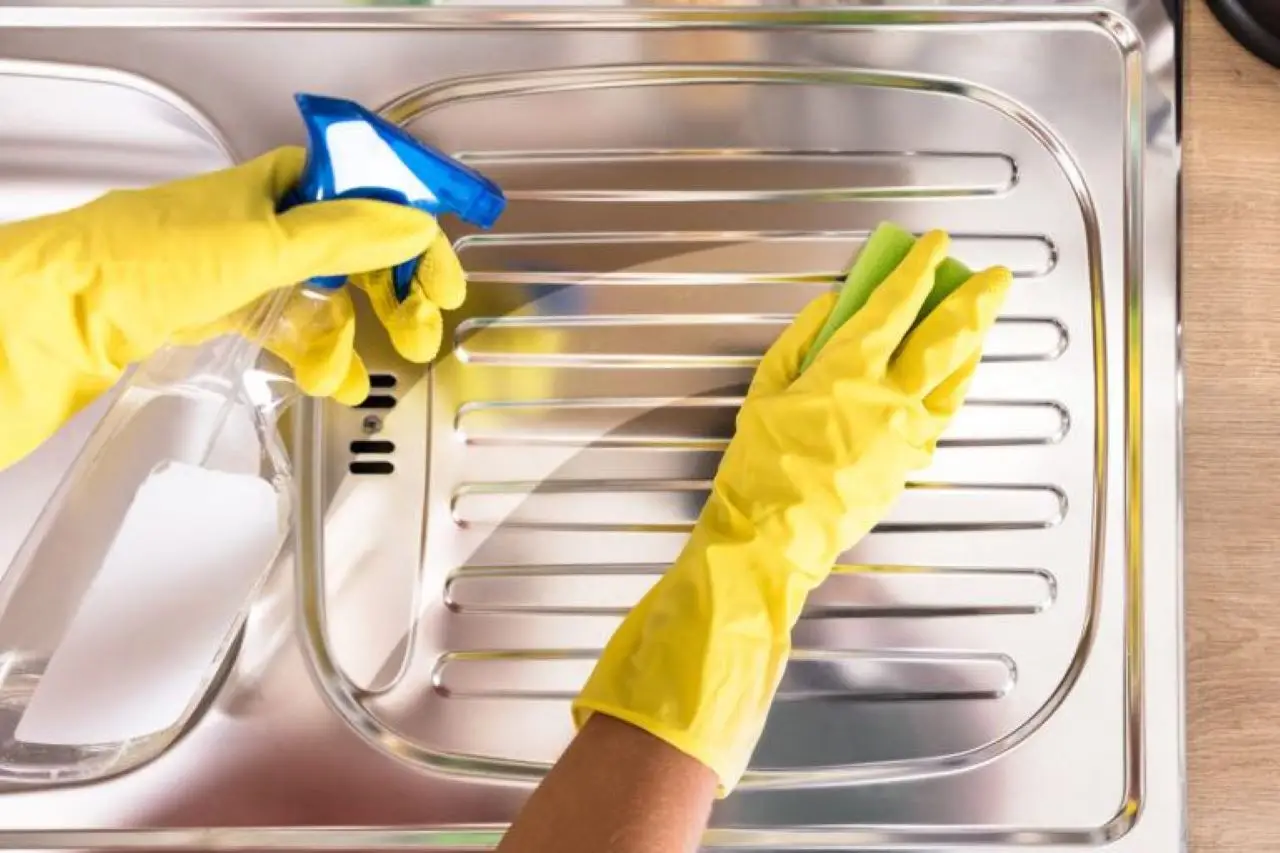 Come far brillare l’acciaio inox della cucina senza aloni con un prodotto che hai già in casa