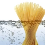Non salare l’acqua troppo presto: ecco perché la pasta non cuoce bene