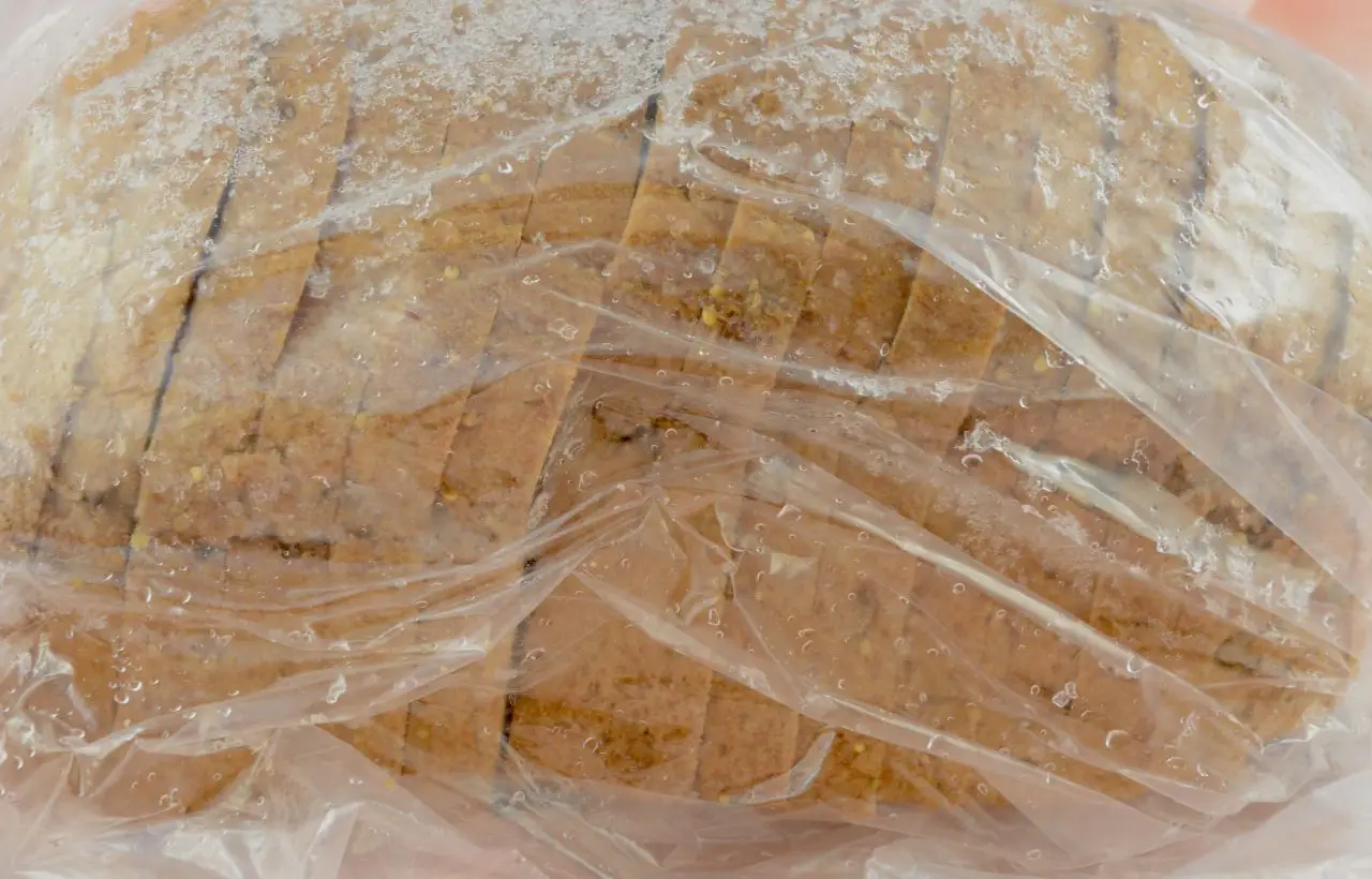 Congelare il pane nel modo sbagliato: ecco cosa succede davvero