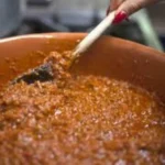 Il segreto per un ragù denso e profumato senza cuocerlo tutto il giorno
