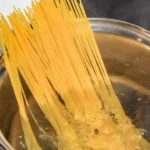 Come cuocere la pasta lunga senza spezzarla