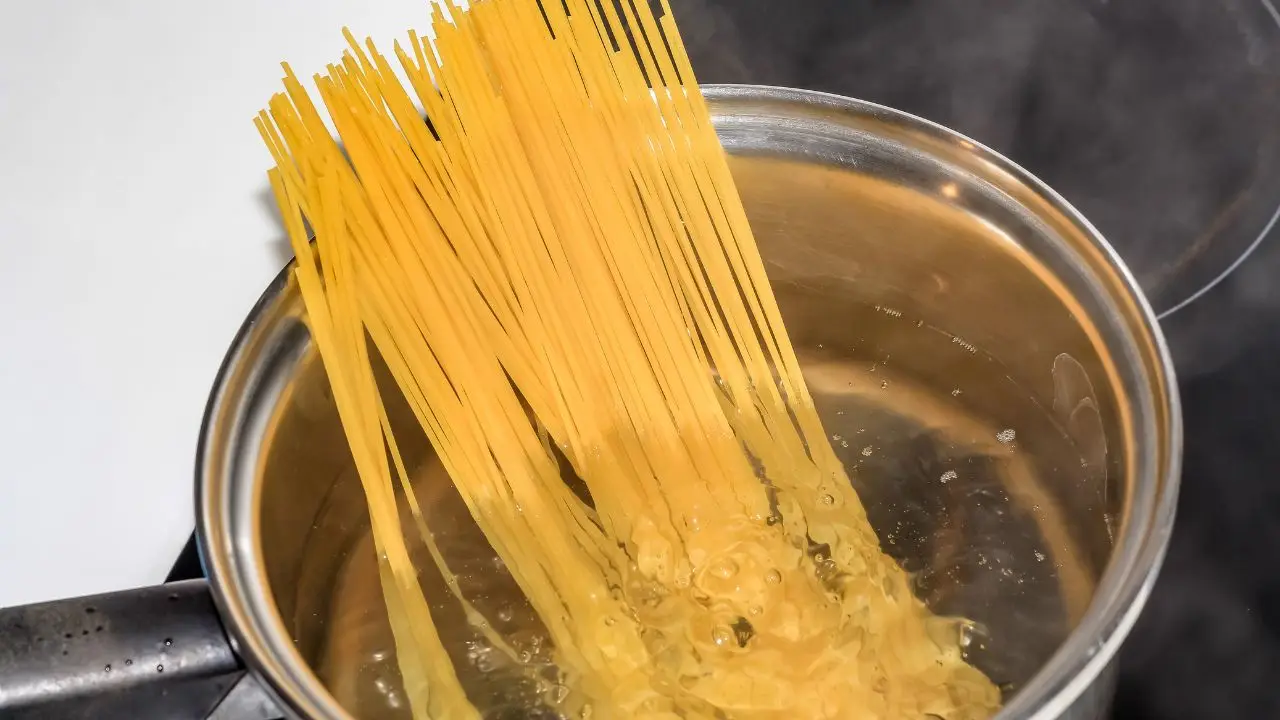 Come cuocere la pasta lunga senza spezzarla