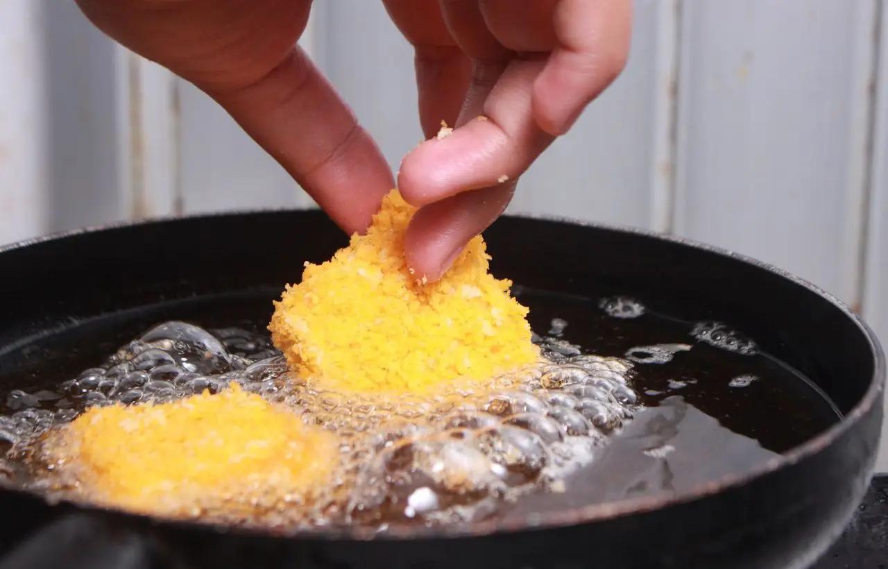 Il trucco per impanare perfettamente senza sporcare tutto