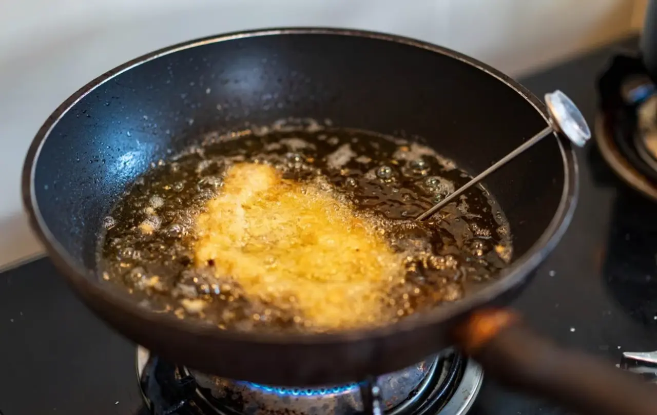 Non mettere mai il coperchio sulla padella durante la frittura: ecco perché