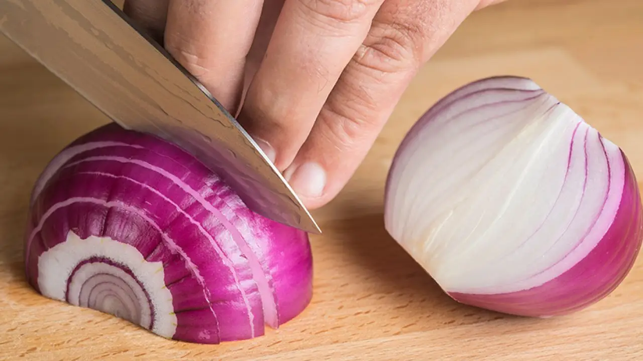 Come tagliare la cipolla senza lacrimare: il metodo che funziona davvero
