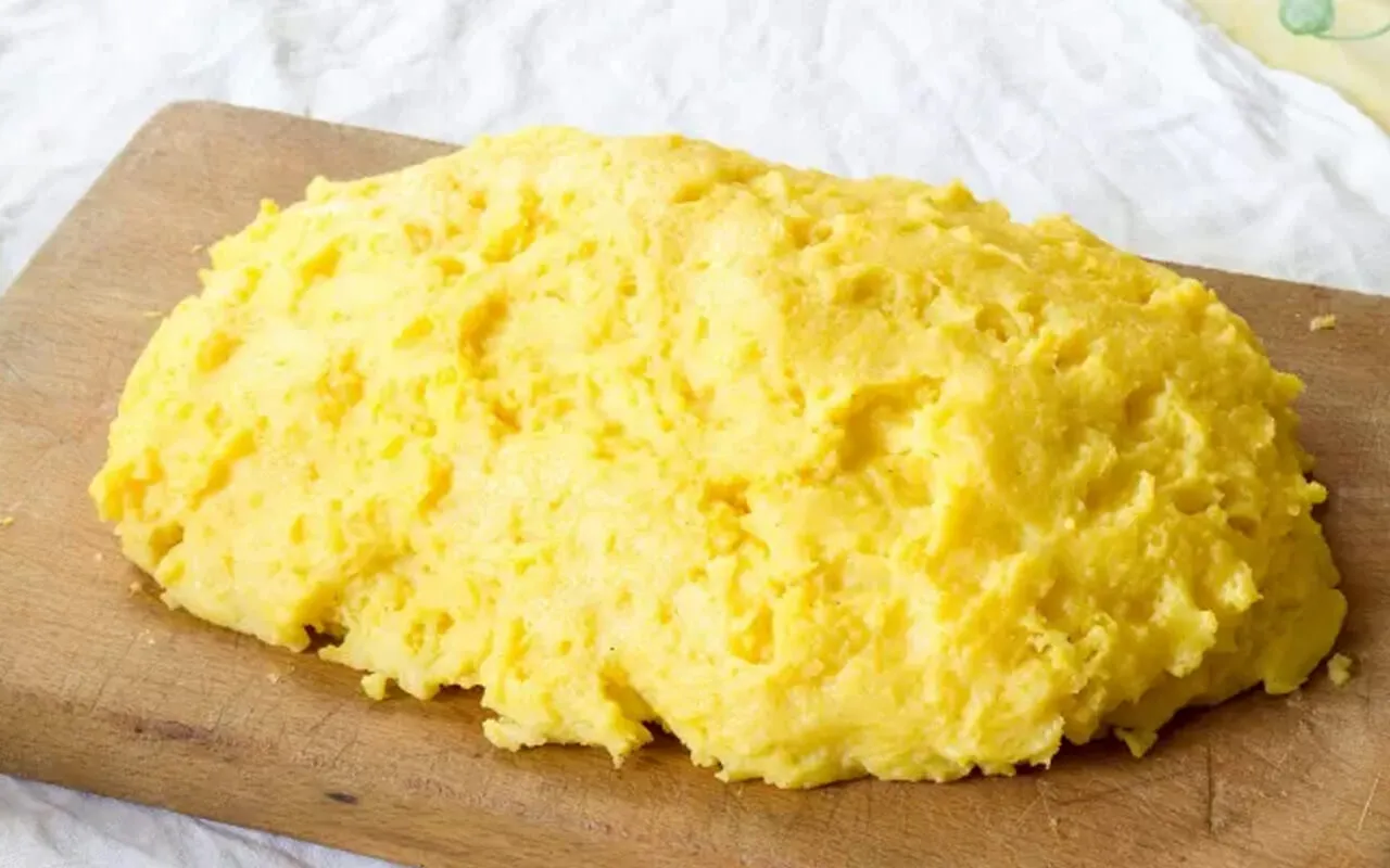 Il metodo per fare la polenta perfettamente senza grumi